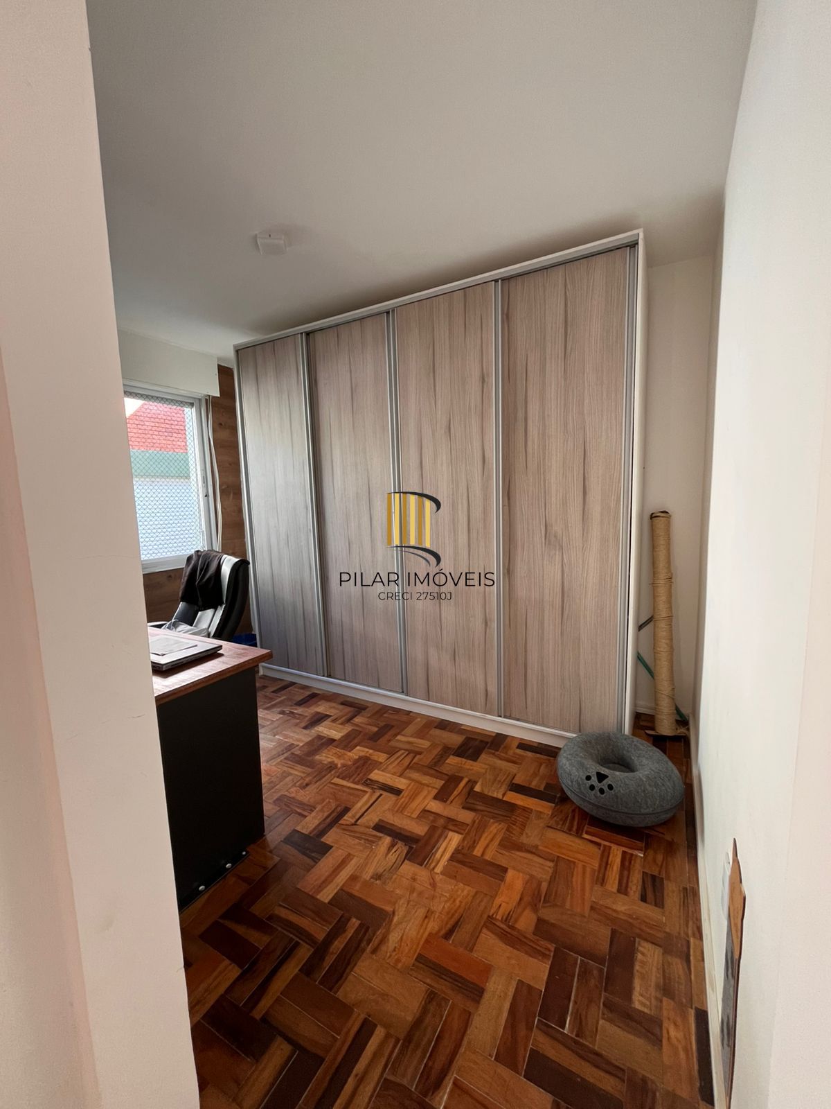 Apartamento semi mobiliado de 2 dormitórios no bairro Cristal