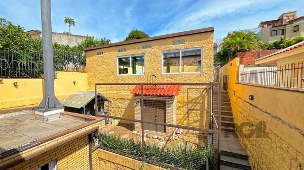 Casa em Porto Alegre, no bairro Ipanema, com 4 dormitório(s), e 4 banheiros, à venda.