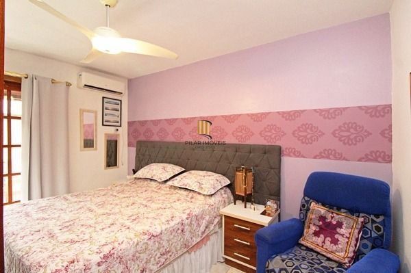 Casa em Porto Alegre, no bairro Guarujá, com 3 dormitório(s), e 3 banheiros, à venda.