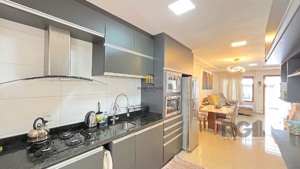 Casa em Porto Alegre, no bairro Guarujá, com 2 dormitório(s), e 2 banheiros, à venda.