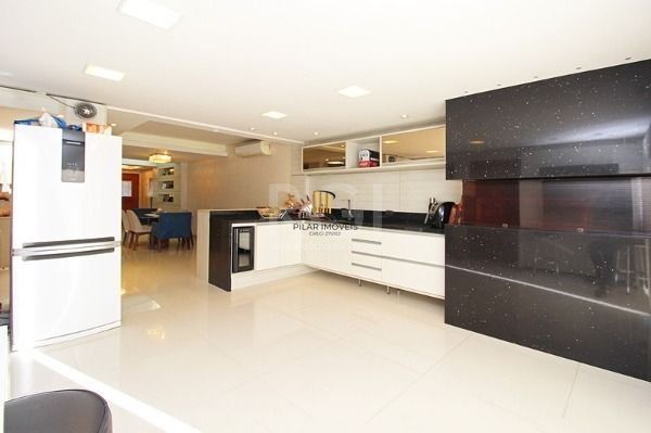 Casa em Porto Alegre, no bairro Ipanema, com 4 dormitório(s), e 4 banheiros, à venda.