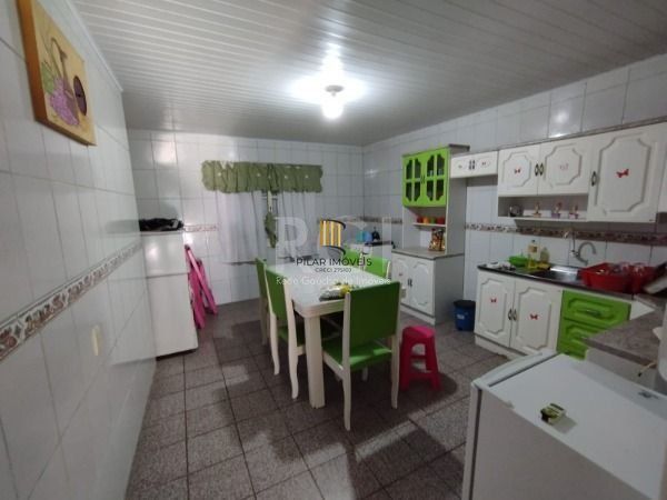 Casa em Porto Alegre, no bairro Belém Novo, com 5 dormitório(s), e 5 banheiros, à venda.