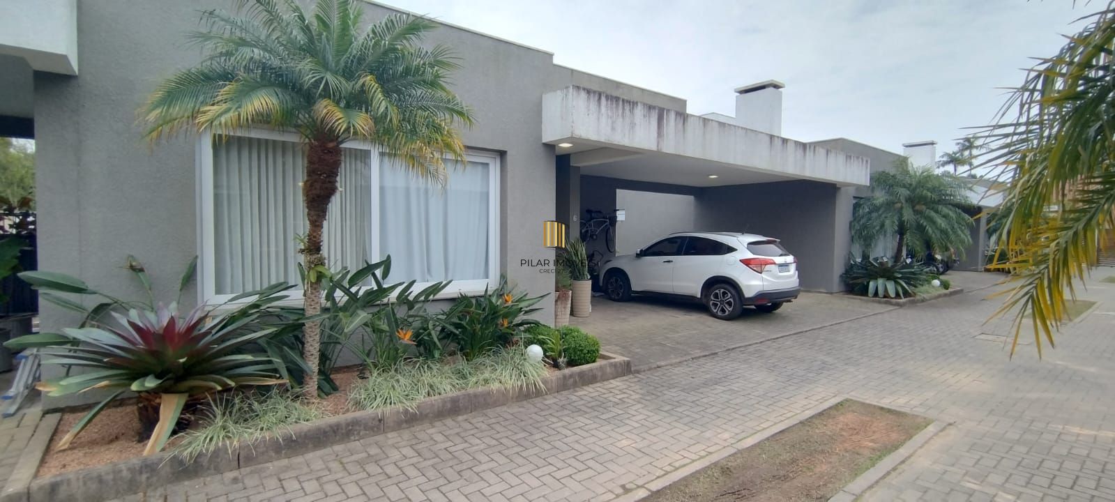 Casa térrea em condomínio fechado com 3 suítes, mobiliada, pátio , 168 m² privativos