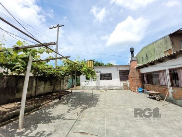 Casa em Porto Alegre, no bairro Restinga, com 5 dormitório(s), e 5 banheiros, à venda.