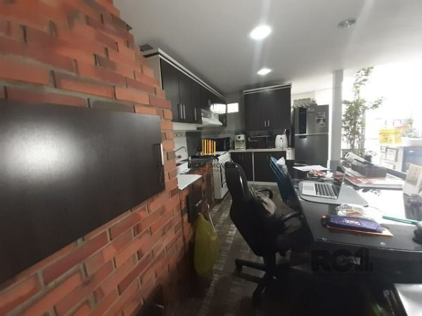 Casa 4 dormitórios no bairro Menino Deus