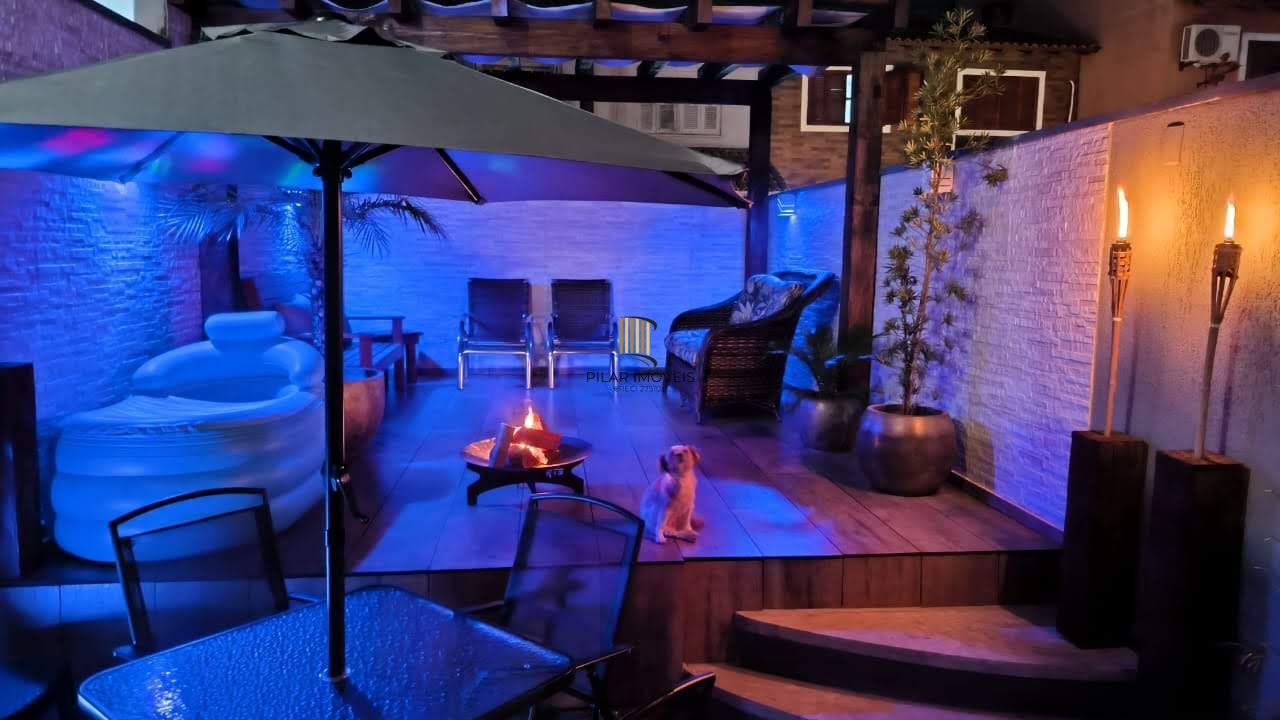 Casa na Zona sul de Porto Alegre com 02 dormitórios e pátio.