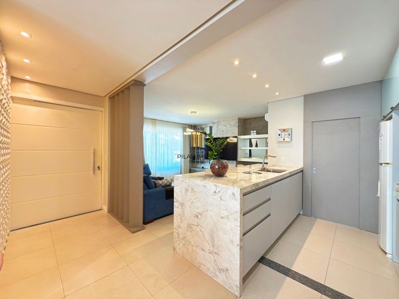 Casa térrea em condomínio fechado com 3 suítes.