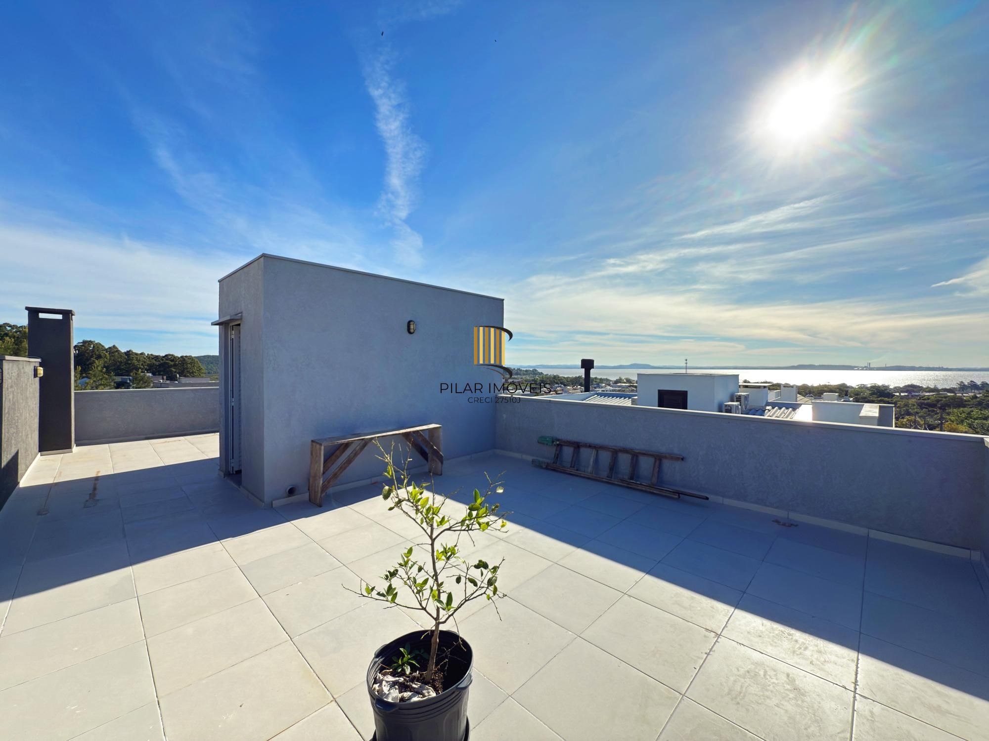 Casa moderna com 3 dormitórios com pátio grande e vista para o Rio Guaíba!