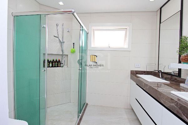 Casa em Porto Alegre, no bairro Hípica, com 3 dormitório(s), e 3 banheiros, à venda.