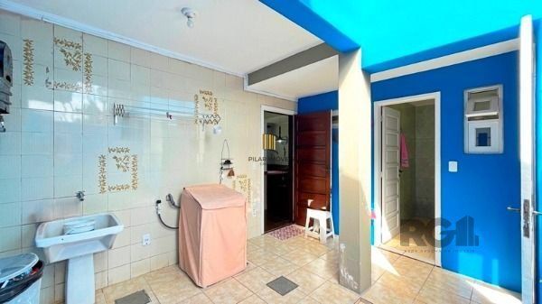 Casa em Porto Alegre, no bairro Ipanema, com 3 dormitório(s), à venda.