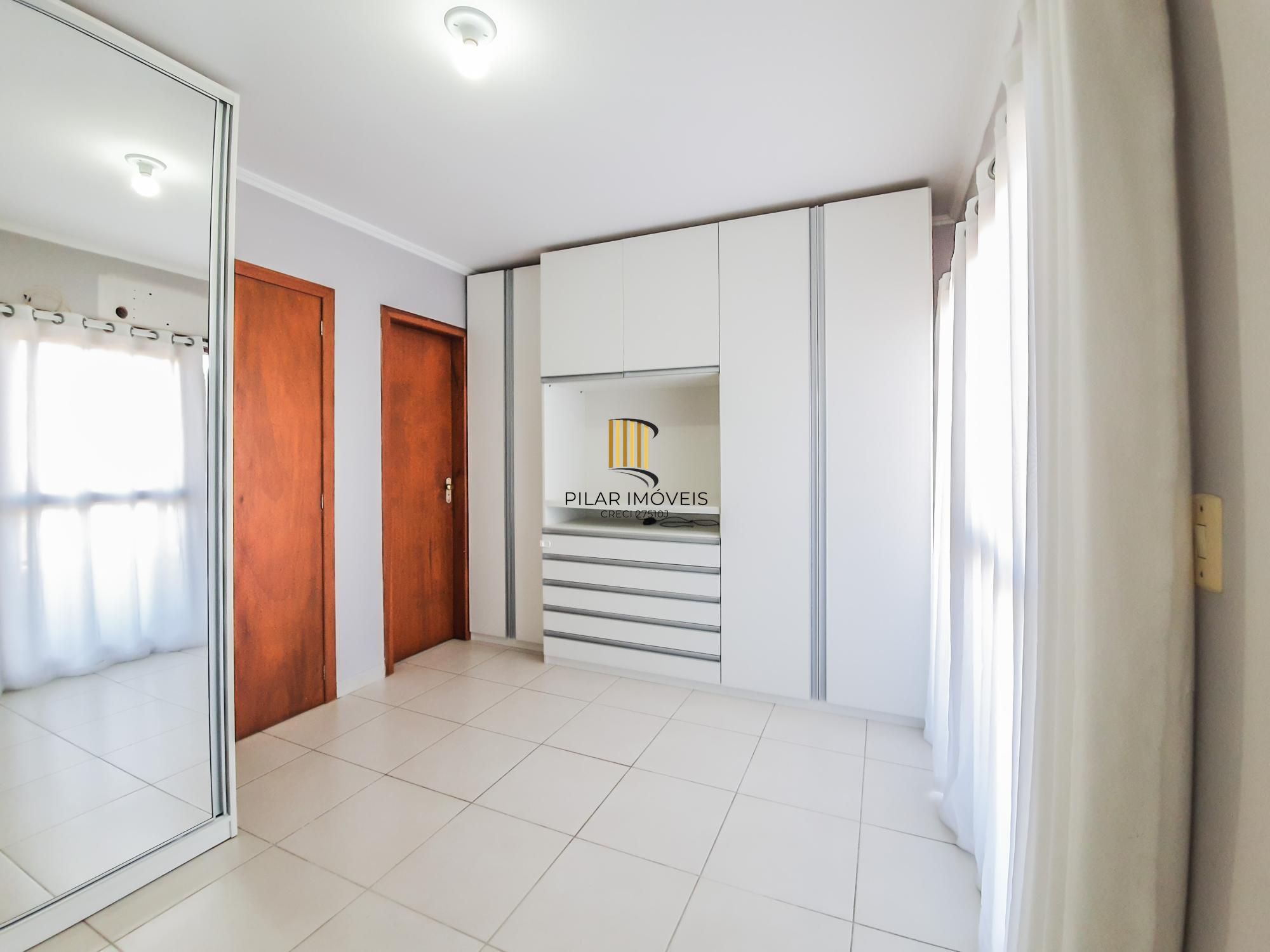 Otimo sobrado com 3 dormitórios sendo 2 suites no bairro Guaruja
