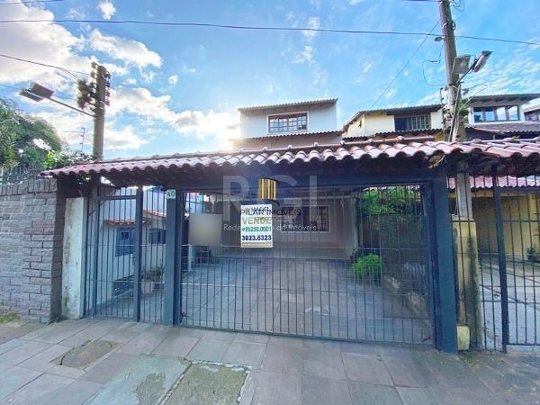Casa em Porto Alegre, no bairro Ipanema, com 4 dormitório(s), e 4 banheiros, à venda.