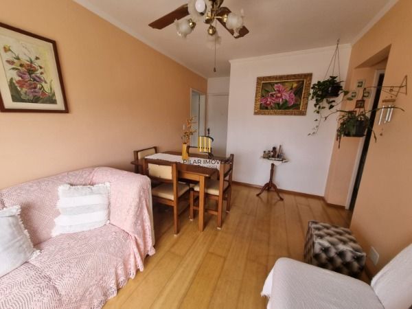 Apartamento em Porto Alegre, no bairro Cristal, com 2 dormitório(s), e 2 banheiros, à venda.