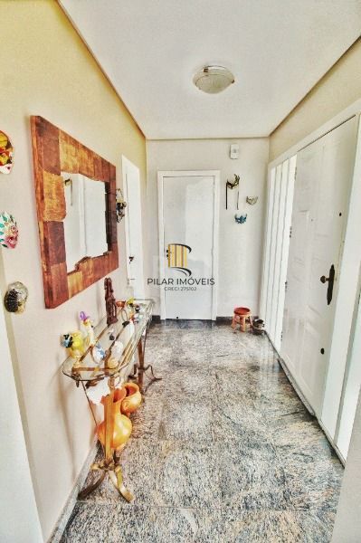 Casa em Porto Alegre, no bairro Jardim Isabel, com 4 dormitório(s), e 4 banheiros, à venda.