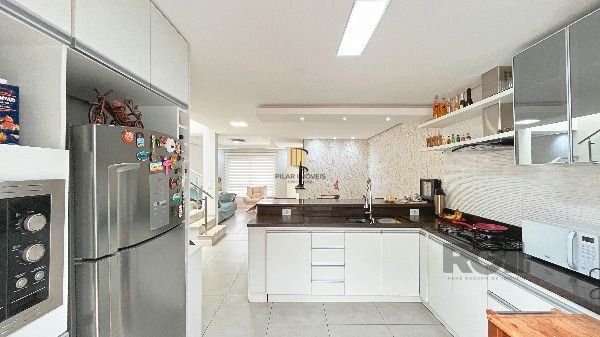 Casa em Porto Alegre, no bairro Hípica, com 3 dormitório(s), e 3 banheiros, à venda.