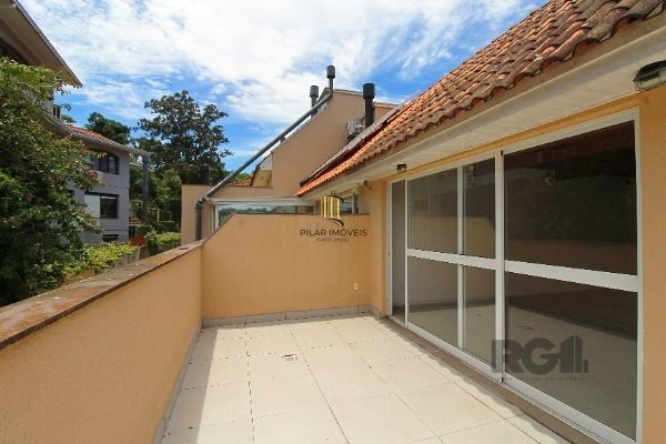 Casa Condominio em Porto Alegre, no bairro Pedra Redonda, com 3 dormitório(s), e 3 banheiros, à venda.
