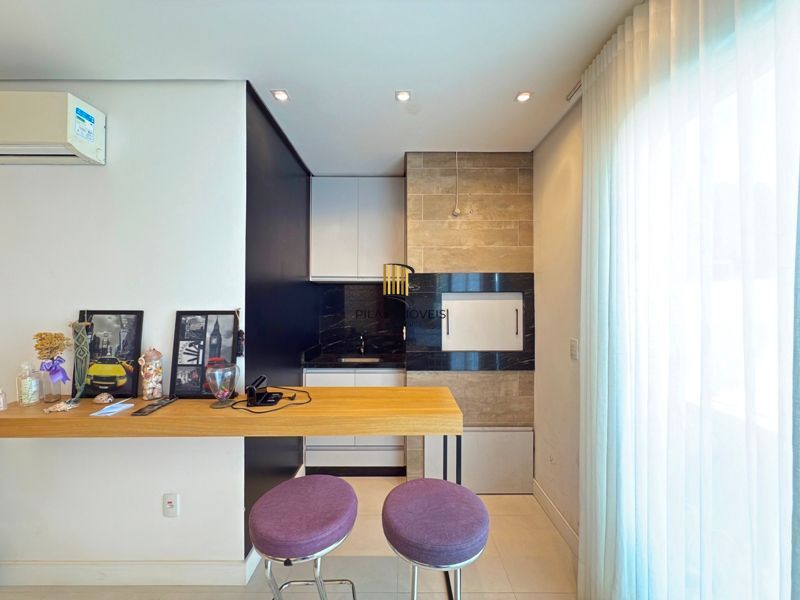 Casa térrea em condomínio fechado com 3 suítes.