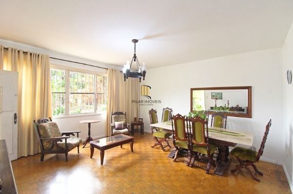 Casa em Porto Alegre, no bairro Ipanema, com 4 dormitório(s), e 4 banheiros, à venda.
