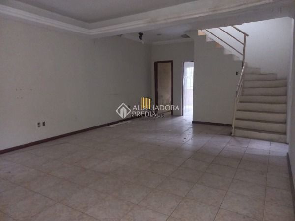 Sobrado em Porto Alegre, no bairro Glória, com 5 dormitório(s), e 5 banheiros, à venda.