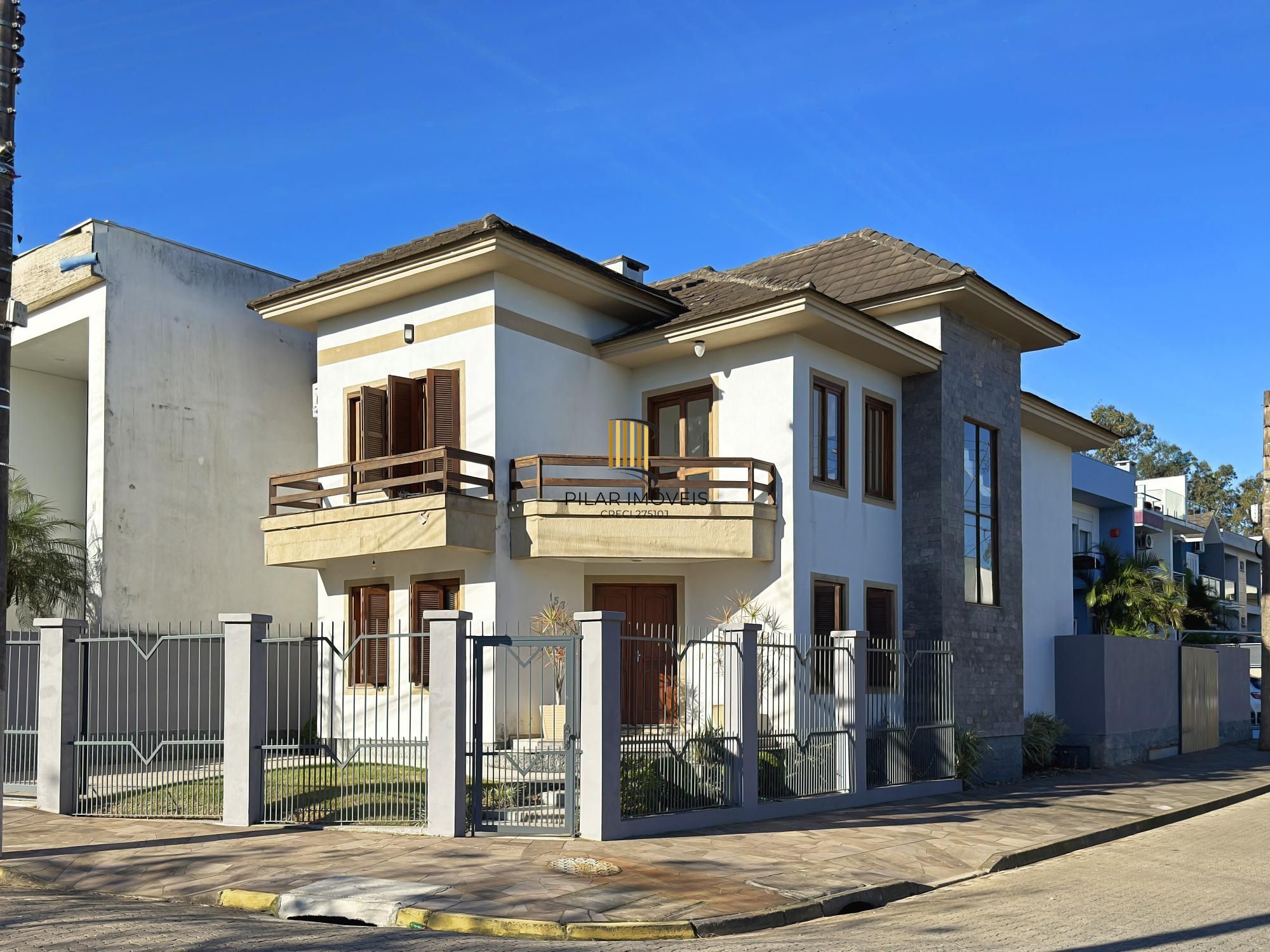 Sobrado a venda no Bairro Hipica de Porto alegre com 04 dormitórios sendo 01 suite - Pilar Imóveis