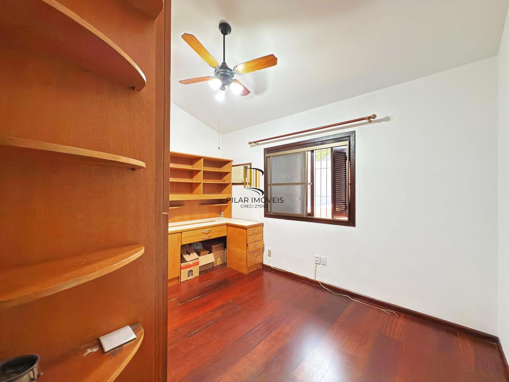 Residência á venda no bairro Guarujá com 2 dormitórios.