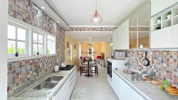 Casa em Porto Alegre, no bairro Hípica, com 2 dormitório(s), e 2 banheiros, à venda.