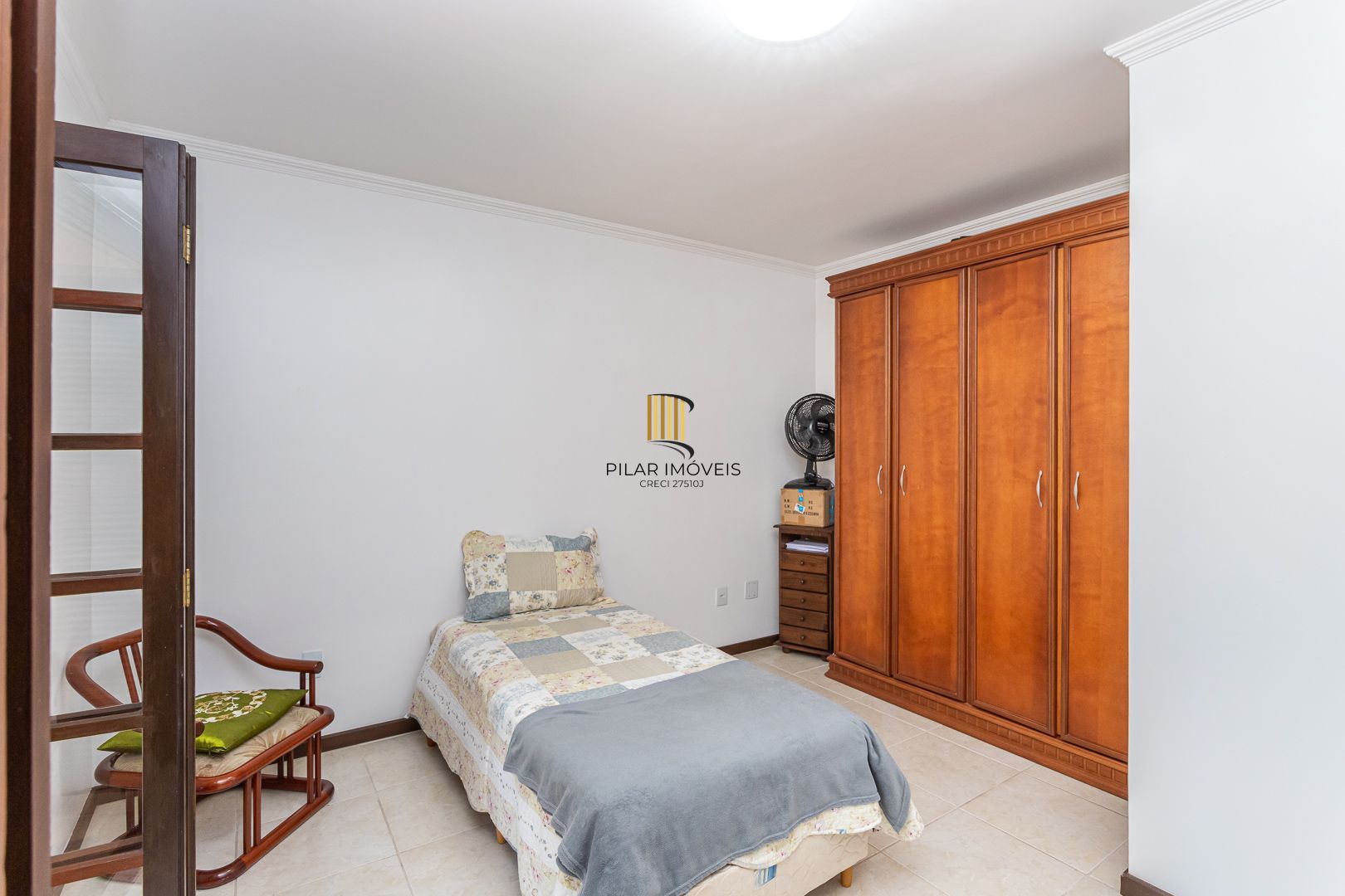 Casa de 272m², 4 dormitórios, 2 suítes e 4 vagas de garagem, no bairro Ipanema, próxima à orla do Guaíba.