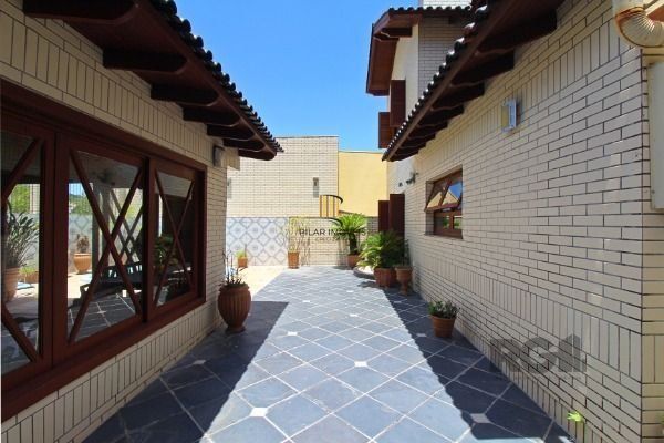 Casa em Porto Alegre, no bairro Ipanema, com 3 dormitório(s), e 3 banheiros, à venda.