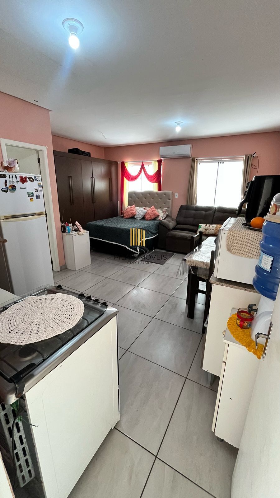 Vendo prédio comercial com 01 loja e 02 apartamentos. Excelente para investimento.