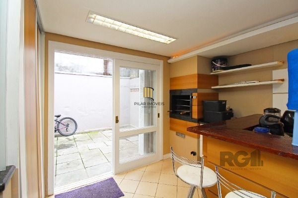 Casa em Porto Alegre, no bairro Hípica, com 2 dormitório(s), e 2 banheiros, à venda.