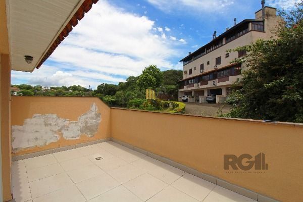 Casa Condominio em Porto Alegre, no bairro Pedra Redonda, com 3 dormitório(s), e 3 banheiros, à venda.