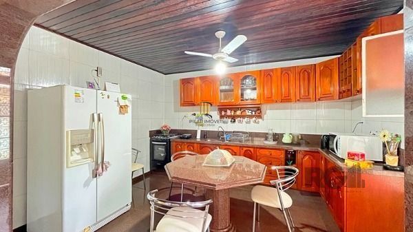 Casa em Porto Alegre, no bairro Guarujá, com 5 dormitório(s), e 5 banheiros, à venda.