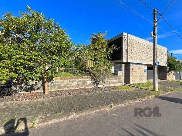 Casa em Porto Alegre, no bairro Guarujá, com 2 dormitório(s), e 2 banheiros, à venda.