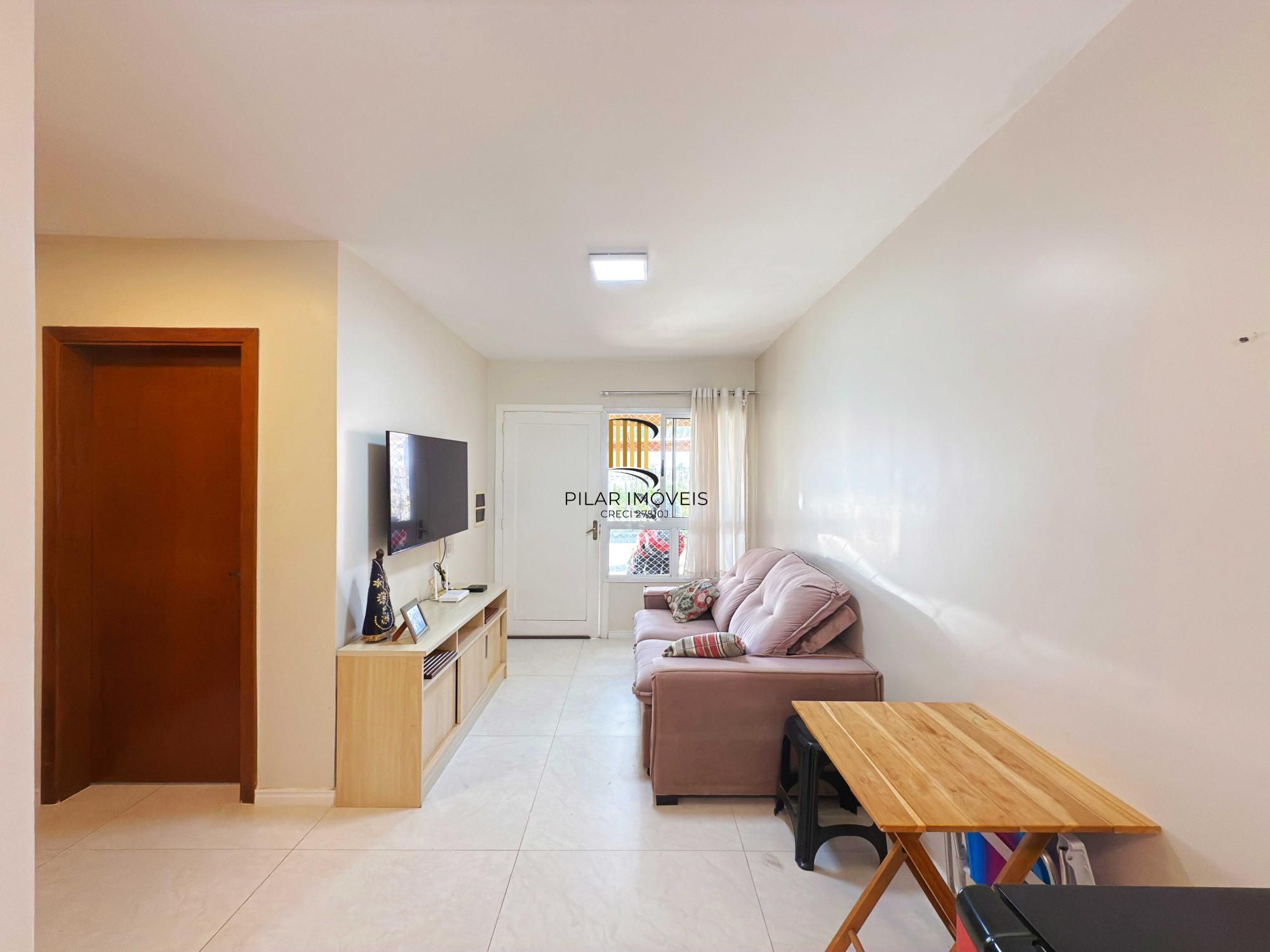 Excelente residência térrea totalmente reformada em condomínio fechado com 2 dormitórios e 2 vagas de garagens