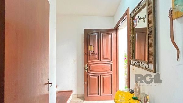 Casa em Porto Alegre, no bairro Ipanema, com 3 dormitório(s), e 3 banheiros, à venda.