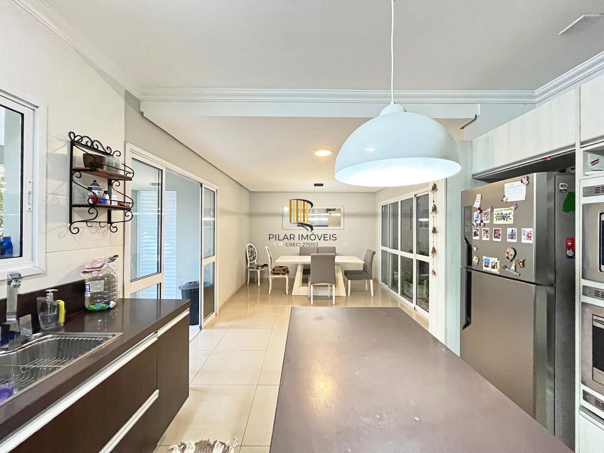 Casa para Venda - 270m², 3 dormitórios, sendo 1 suites, 2 vagas - Guarujá