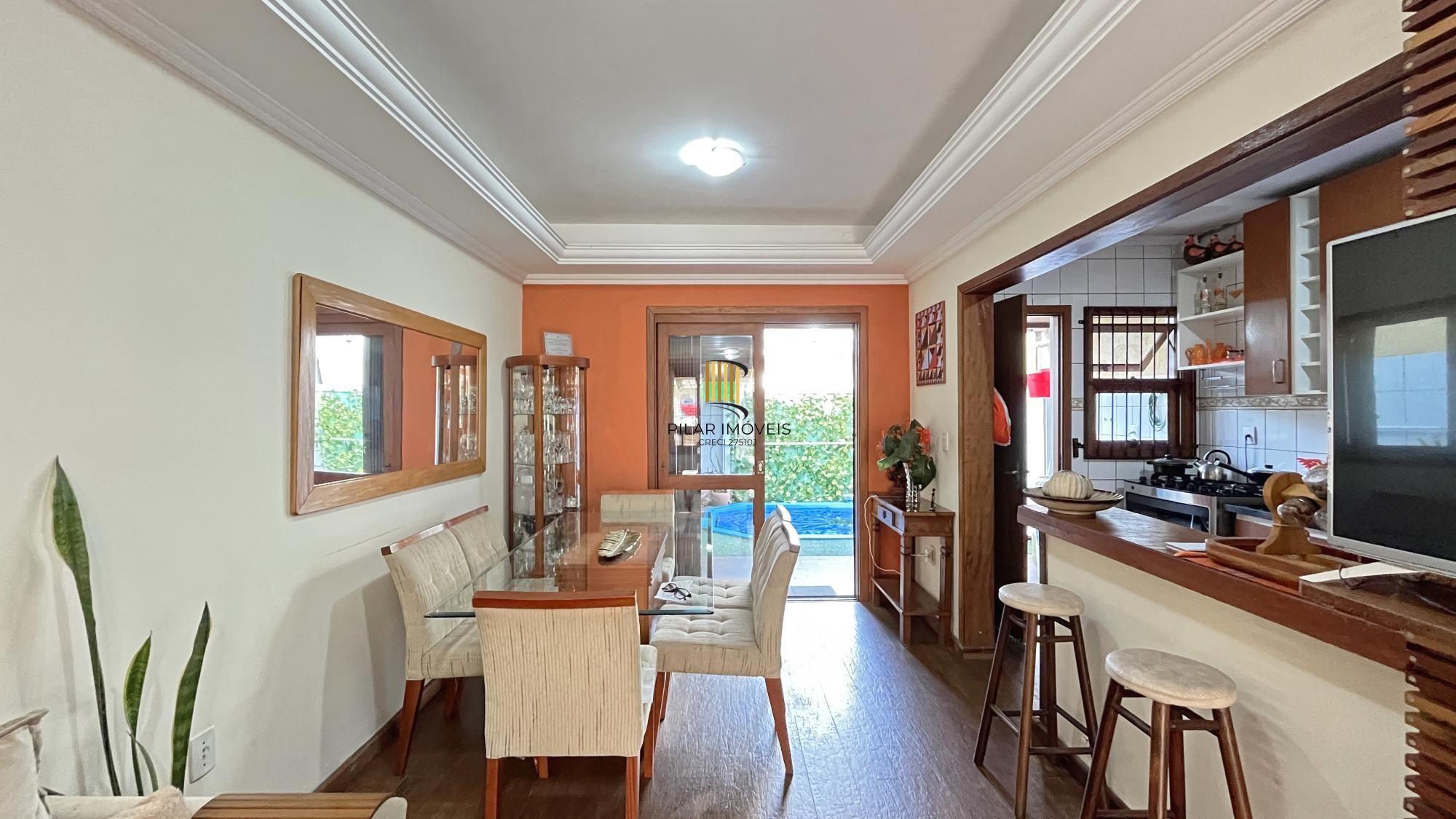 Casa em Porto Alegre, no bairro Hípica, com 3 dormitório(s), e 3 banheiros, à venda.