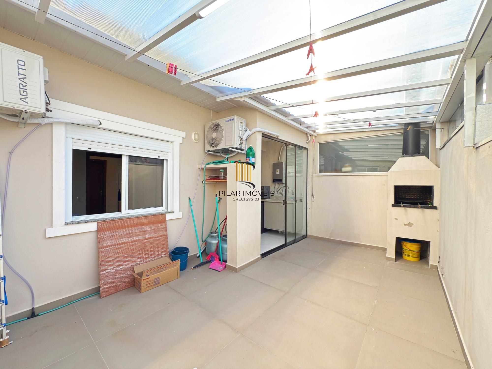 Excelente residência térrea totalmente reformada em condomínio fechado com 2 dormitórios e 2 vagas de garagens