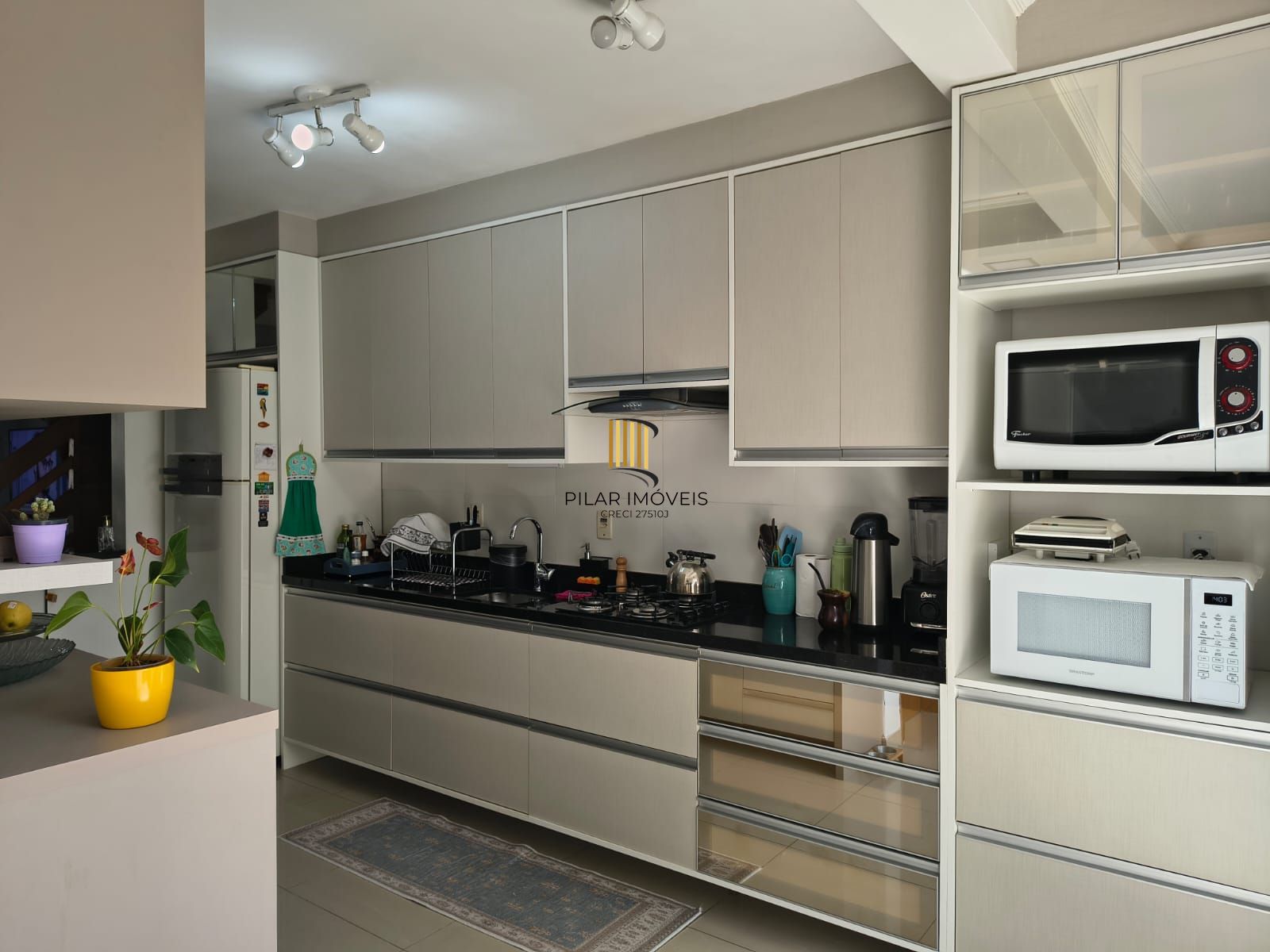 Otimo sobrado com 2 suites no bairro Guaruja