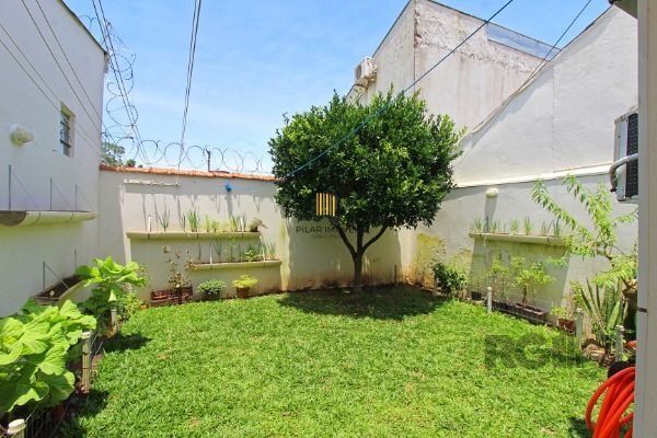 Casa em Porto Alegre, no bairro Serraria, com 3 dormitório(s), e 3 banheiros, à venda.