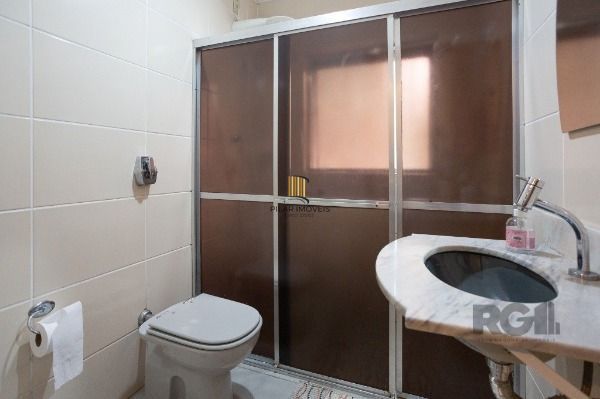 Casa em Porto Alegre, no bairro Medianeira, com 5 dormitório(s), e 5 banheiros, à venda.