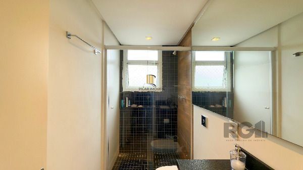 Apartamento em Porto Alegre, no bairro Rio Branco, com 3 dormitório(s), e 3 banheiros, à venda.