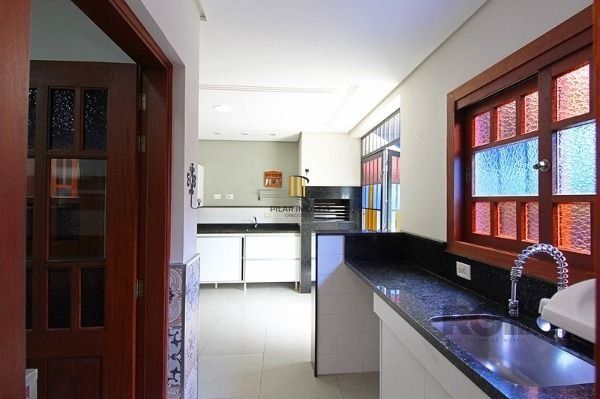Casa em Porto Alegre, no bairro Hípica, com 3 dormitório(s), e 3 banheiros, à venda.