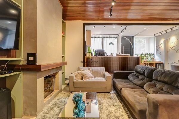 Casa em Porto Alegre, no bairro Tristeza, com 2 dormitório(s), e 2 banheiros, à venda.