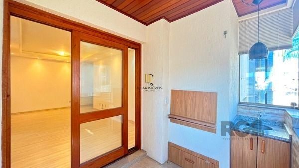 Apartamento 83m² - 3 dormitórios, 1 suíte, sacada e 1 vaga de garagem no bairro Camaquã