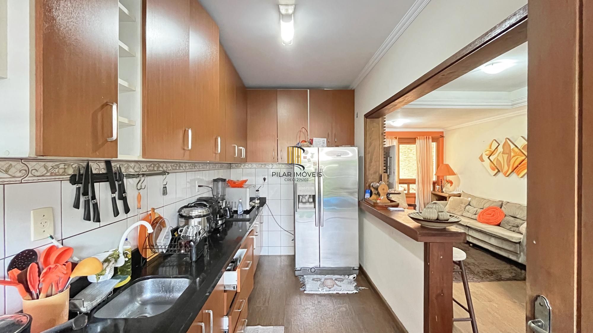 Casa em Porto Alegre, no bairro Hípica, com 3 dormitório(s), e 3 banheiros, à venda.