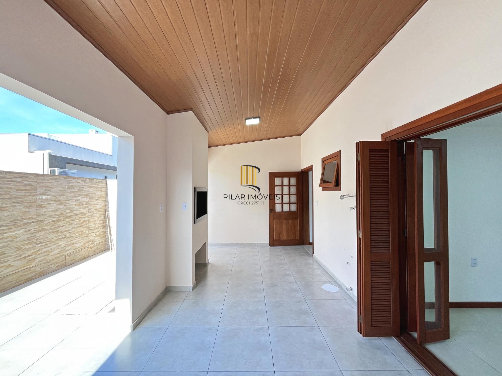 Casa com suíte no térreo em condomínio fechado