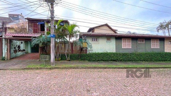 Casa em Porto Alegre, no bairro Ipanema, com 3 dormitório(s), e 3 banheiros, à venda.
