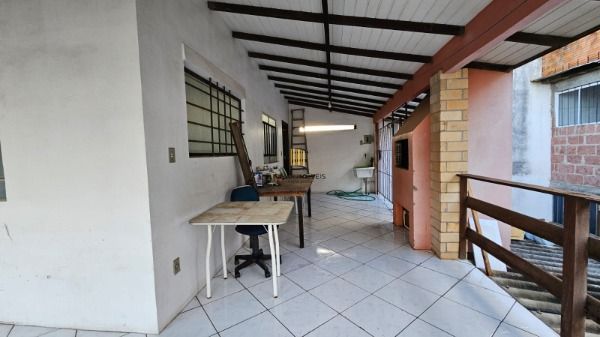 Casa em Porto Alegre, no bairro Hípica, à venda.