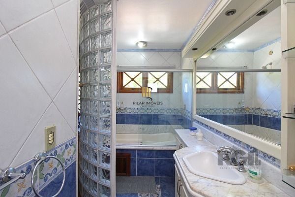 Casa em Porto Alegre, no bairro Ipanema, com 3 dormitório(s), e 3 banheiros, à venda.